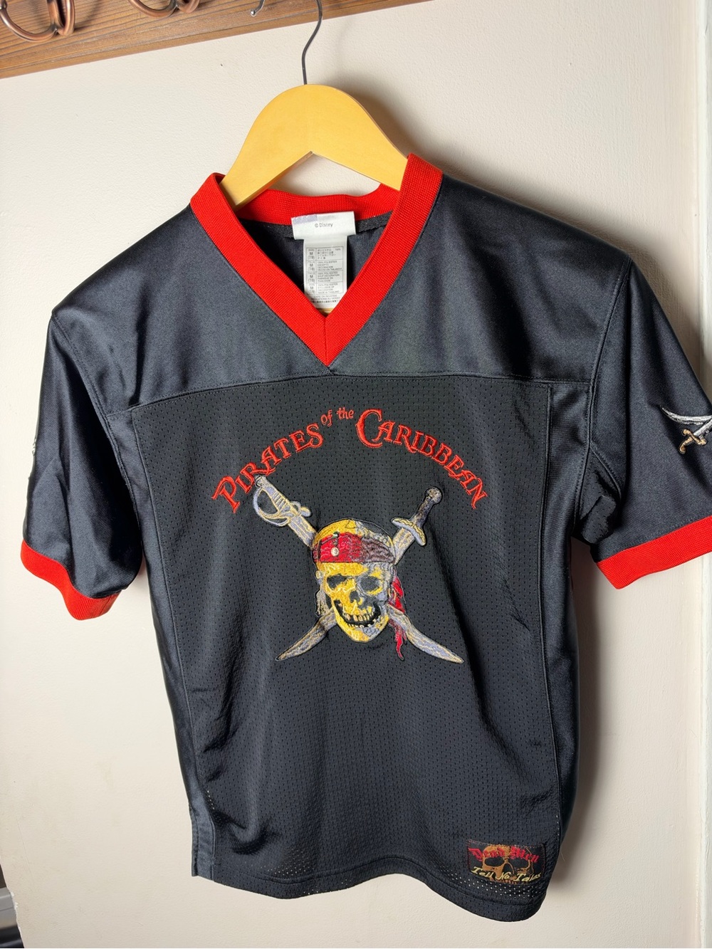 Walt Disney World Vintage Pirates of the Caribbean Kids Jersey Medium (7/8)